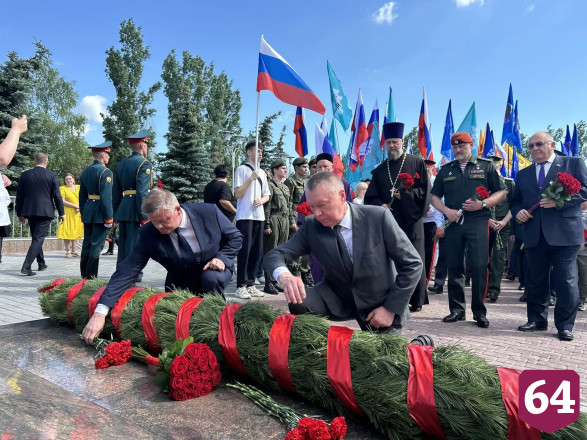 В парке Победы Саратова под гимн подняли флаг России