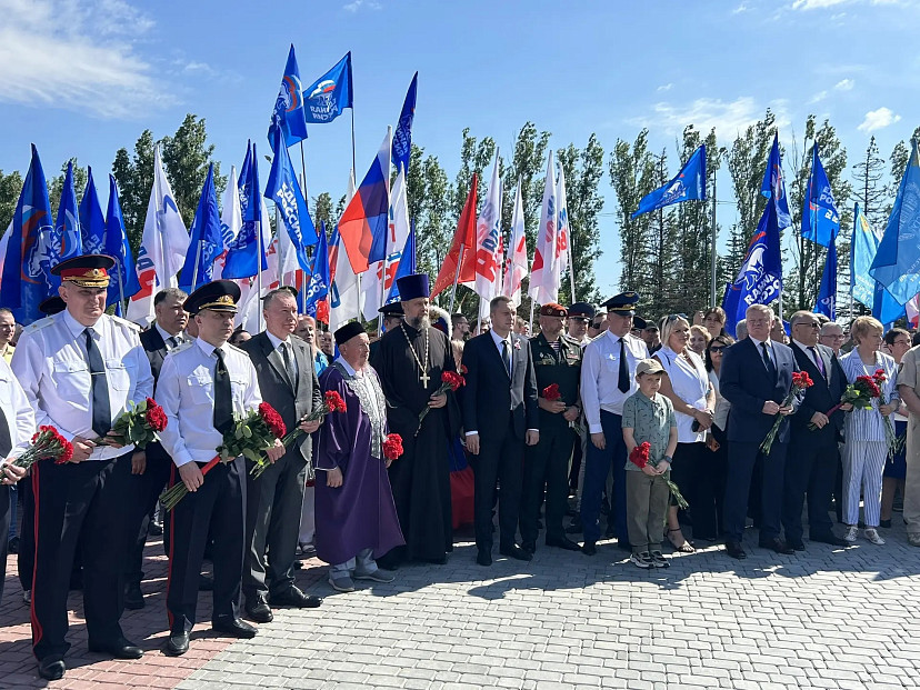 В парке Победы Саратова под гимн подняли флаг России